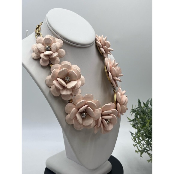 J. Crew Vintage 3 Dimensional Wood Rose Pretty in Pink Floral Collar Necklace - Picture 5 of 15